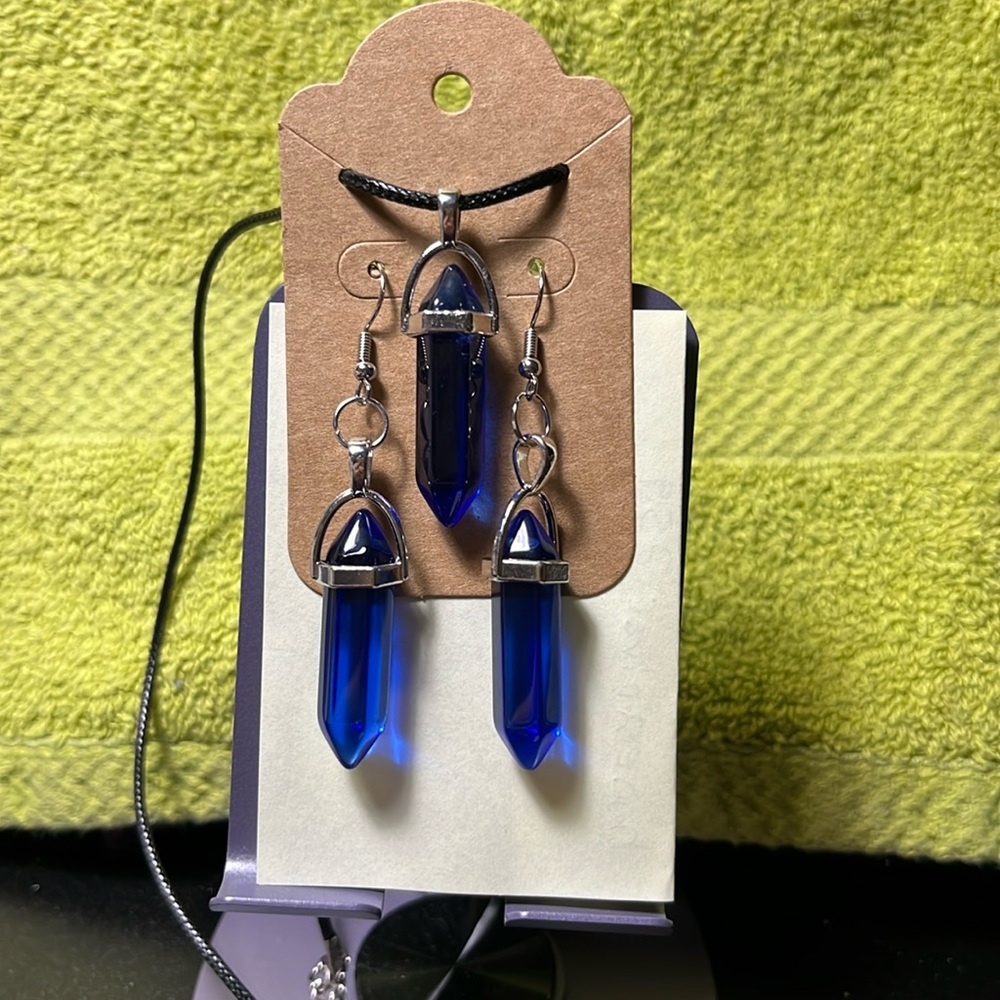 Blue glass pendant necklace‎ and earring set.